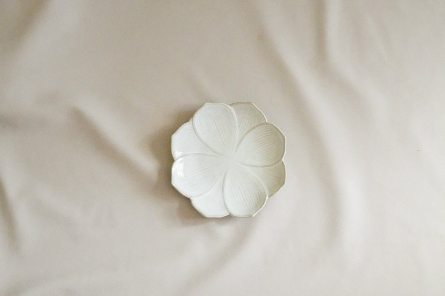 Handmade Porcelain Desert Plate - 6" White Lotus Flower (S)